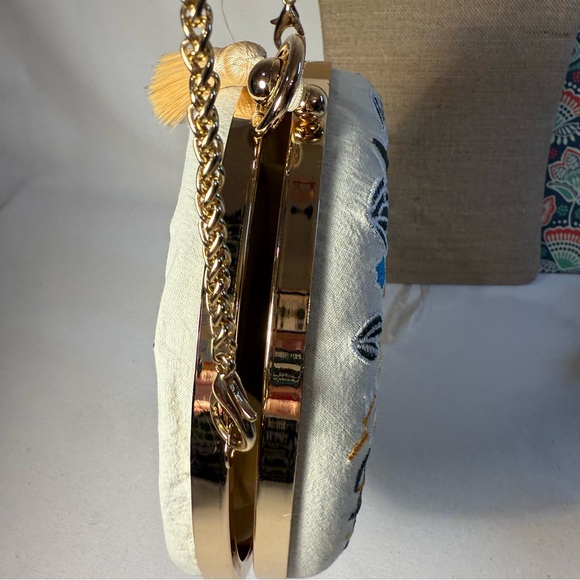 Embroidered ivory Floral Round Clutch gold chain gold hardware - Picture 7 of 9